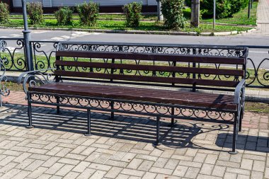 Şehir parkında ıssız bir sokak dükkanı.