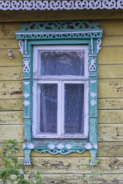 Ein Altes Fenster Mit Geschnitzten Verkleidungsbrettern — Stockfoto