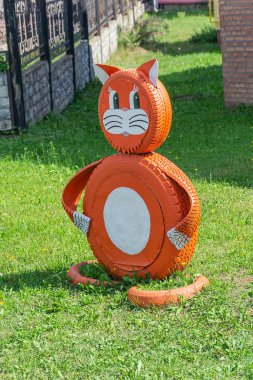 Araba lastiğinden yapılmış yaratıcı figür