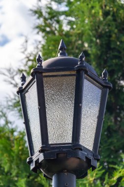 Eski bir sokak lambası eski usul uygulanır.