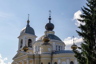 Ortodoks Kilisesi 'nin kubbeleri ve haçları, Varsayım Katedrali, Myshkin, Yaroslavl bölgesi, Rusya