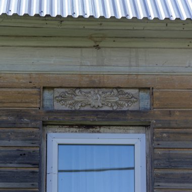 oyulmuş platform bantlı eski bir pencere