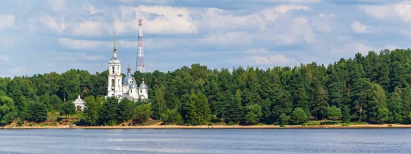 Igreja Ortodoxa Margem Rio Aldeia Okhotino Região Yaroslavl Rússia — Fotografia de Stock