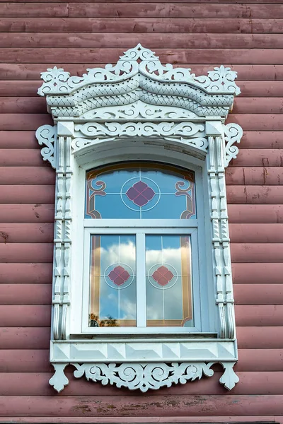 Stare Okno Rzeźbionymi Platformami — Zdjęcie stockowe