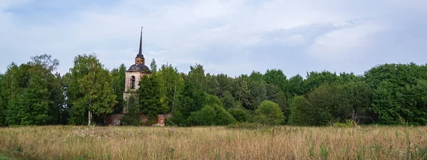 Ormanda terk edilmiş Ortodoks kilisesi, manzara, Novografskoye köyü kilisesi, Kostroma bölgesi, Rusya, 1830 'da inşa edilmiş.