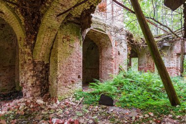 1830 'da inşa edilen terk edilmiş bir Ortodoks kilisesi olan Novografskoye Köyü Kilisesi, Kostroma Bölgesi, Rusya