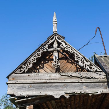 Tavan arası eski bir evin çatısında.