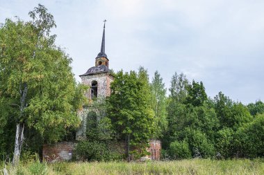 Ormandaki terk edilmiş eski Ortodoks Kilisesi, Novografskoye Köyü Kilisesi, Kostroma Bölgesi, Rusya, 1830 'da inşa edildi.