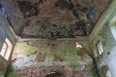 1830 'da inşa edilen terk edilmiş bir Ortodoks kilisesi olan Novografskoye Köyü Kilisesi, Kostroma Bölgesi, Rusya