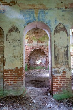 1830 'da inşa edilen terk edilmiş bir Ortodoks kilisesi olan Novografskoye Köyü Kilisesi, Kostroma Bölgesi, Rusya