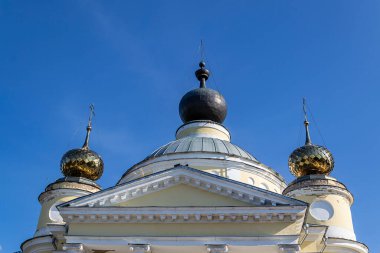 Ortodoks Kilisesi 'nin kubbeleri ve haçları, Varsayım Katedrali, Myshkin, Yaroslavl bölgesi, Rusya