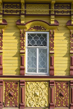 oyulmuş platform bantlı eski bir pencere