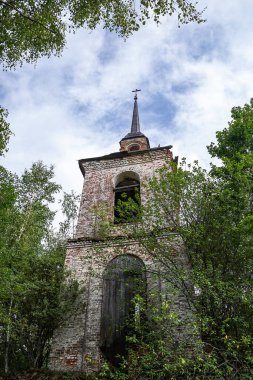 Terk edilmiş bir Ortodoks kilisesinin çan kulesi, 1830 yılında Rusya 'nın Kostroma bölgesinde inşa edilen Novografskoye köyünün kilisesi.