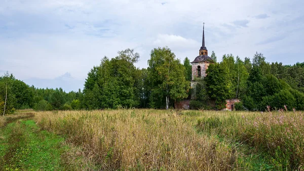 Iglesia Ortodoxa Abandonada Bosque Paisaje Iglesia Del Pueblo Novografskoye Región —  Fotos de Stock