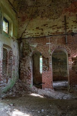 1830 'da inşa edilen terk edilmiş bir Ortodoks kilisesi olan Novografskoye Köyü Kilisesi, Kostroma Bölgesi, Rusya