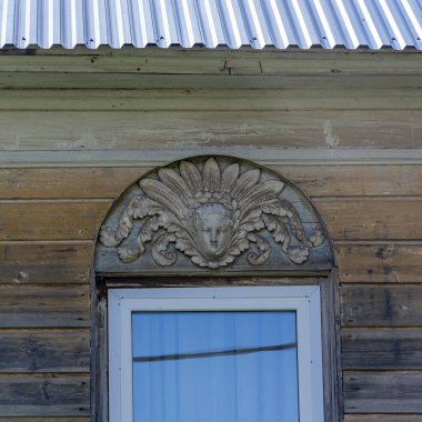 oyulmuş platform bantlı eski bir pencere