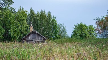 harabe bir köyde terk edilmiş eski bir hamam.