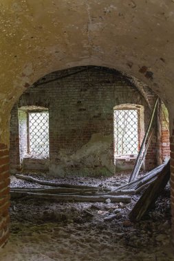 1803 'te Rusya' nın Kostroma bölgesinde inşa edilen terk edilmiş bir tapınağın içinde, Smolnitsa köyü kilisesi.