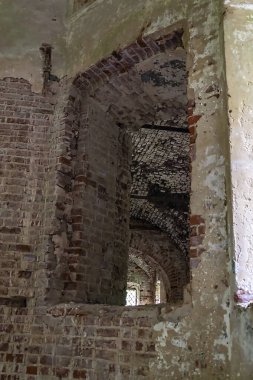 1803 'te Rusya' nın Kostroma bölgesinde inşa edilen terk edilmiş bir tapınağın içinde, Smolnitsa köyü kilisesi.