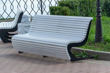 Şehir parkında ıssız bir sokak dükkanı.