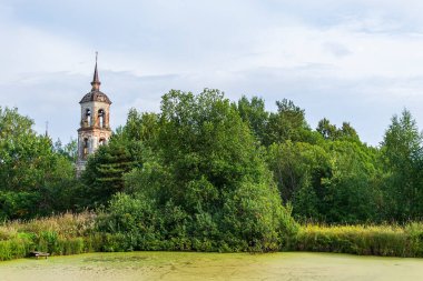 Göl kenarındaki eski çan kulesi, Smolnitsa köyü kilisesi, Kostroma bölgesi, Rusya, 1803 'te inşa edilmiş.