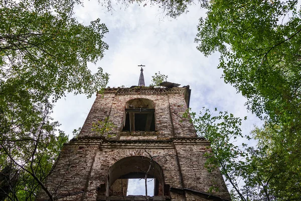 俄罗斯科斯特罗马地区Novografskoye村教堂是一座废弃东正教教堂的钟楼 建于1830年 — 图库照片