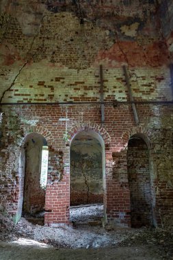 1830 'da inşa edilen terk edilmiş bir Ortodoks kilisesi olan Novografskoye Köyü Kilisesi, Kostroma Bölgesi, Rusya