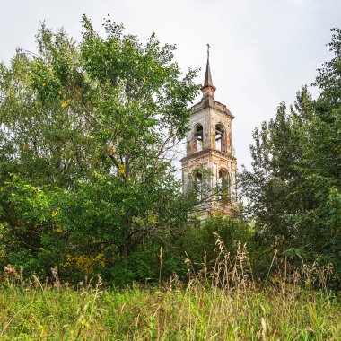 1803 'te Rusya' nın Kostroma bölgesindeki Smolnitsa köyündeki terk edilmiş bir Ortodoks kilisesinin çan kulesi.