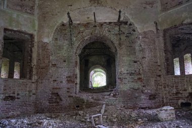 1803 'te Rusya' nın Kostroma bölgesinde inşa edilen terk edilmiş bir tapınağın içinde, Smolnitsa köyü kilisesi.