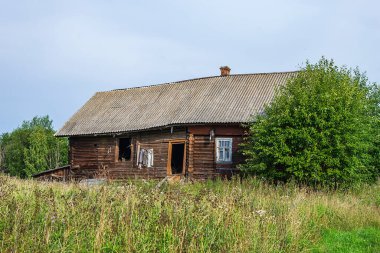 Rusya 'nın Kostroma bölgesinde terk edilmiş bir köyde yıkılmış evler