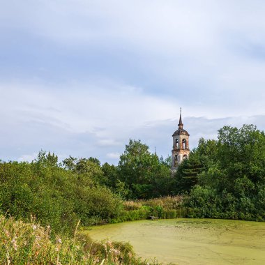 Göl kenarındaki eski çan kulesi, Smolnitsa köyü kilisesi, Kostroma bölgesi, Rusya, 1803 'te inşa edilmiş.