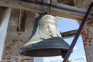 Ortodoks kilisesinin çan kulesindeki büyük çan.