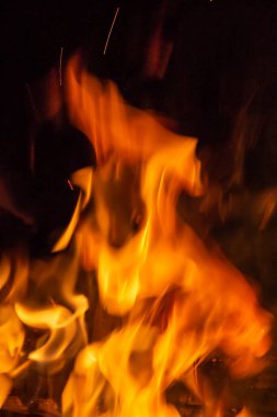 Geceleri kamp ateşinden alevler