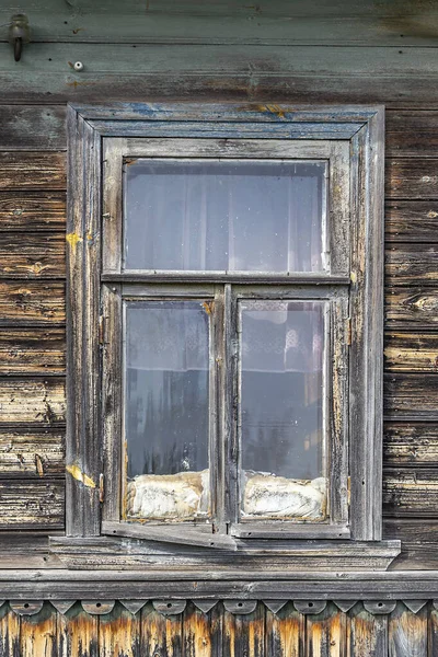 Het Venster Van Een Oud Verlaten Huis — Stockfoto