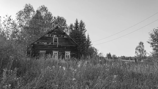 2021年俄罗斯科斯特罗马地区村庄的旧废弃房屋 — 图库照片