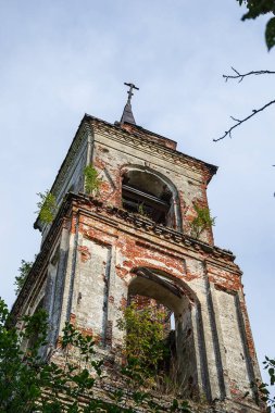 1803 'te Rusya' nın Kostroma bölgesindeki Smolnitsa köyündeki terk edilmiş bir Ortodoks kilisesinin çan kulesi.