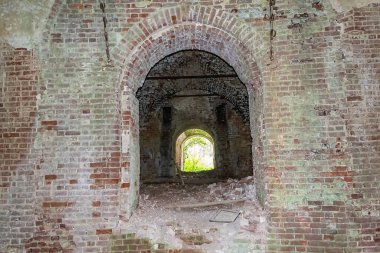 1803 'te Rusya' nın Kostroma bölgesinde inşa edilen terk edilmiş bir tapınağın içinde, Smolnitsa köyü kilisesi.