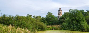 Göl kenarındaki eski çan kulesi, Smolnitsa köyü kilisesi, Kostroma bölgesi, Rusya, 1803 'te inşa edilmiş.