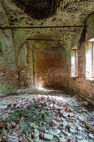 1830 'da inşa edilen terk edilmiş bir Ortodoks kilisesi olan Novografskoye Köyü Kilisesi, Kostroma Bölgesi, Rusya