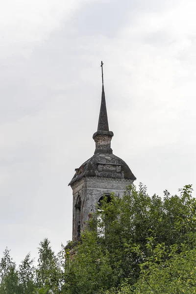 Campanario Una Iglesia Ortodoxa Abandonada Iglesia Del Pueblo Smolnitsa Región — Foto de Stock