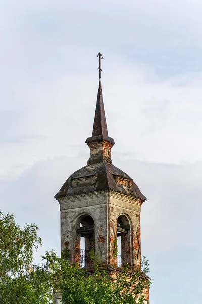 放棄された正教会の鐘楼 スモリンツァ村教会 コストロマ地方 ロシア 1803年に建てられました — ストック写真