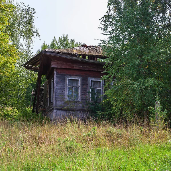俄罗斯科斯特罗马地区一个废弃村庄的废弃房屋 — 图库照片