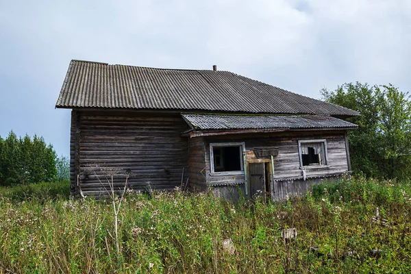 ロシアのコストロマ地方の放棄された村に家を破壊しました — ストック写真