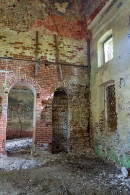 1830 'da inşa edilen terk edilmiş bir Ortodoks kilisesi olan Novografskoye Köyü Kilisesi, Kostroma Bölgesi, Rusya