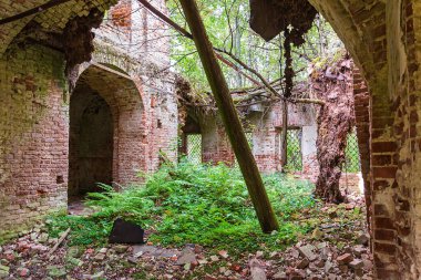 1830 'da inşa edilen terk edilmiş bir Ortodoks kilisesi olan Novografskoye Köyü Kilisesi, Kostroma Bölgesi, Rusya