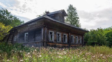 Rusya 'nın Kostroma bölgesinde terk edilmiş bir köyde yıkılmış evler