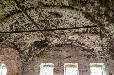 1803 'te Rusya' nın Kostroma bölgesinde inşa edilen terk edilmiş bir tapınağın içinde, Smolnitsa köyü kilisesi.