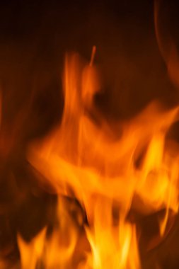 Geceleri kamp ateşinden alevler