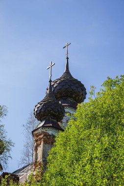 Terk edilmiş bir Ortodoks kilisesinin kubbeleri ve haçları, Arseniev Sloboda yolu, Kostroma bölgesi, Rusya, inşaat yılı 1809, fotoğraf 2021