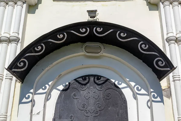 维多利亚时代的圣乔治教堂的入口门 — 图库照片